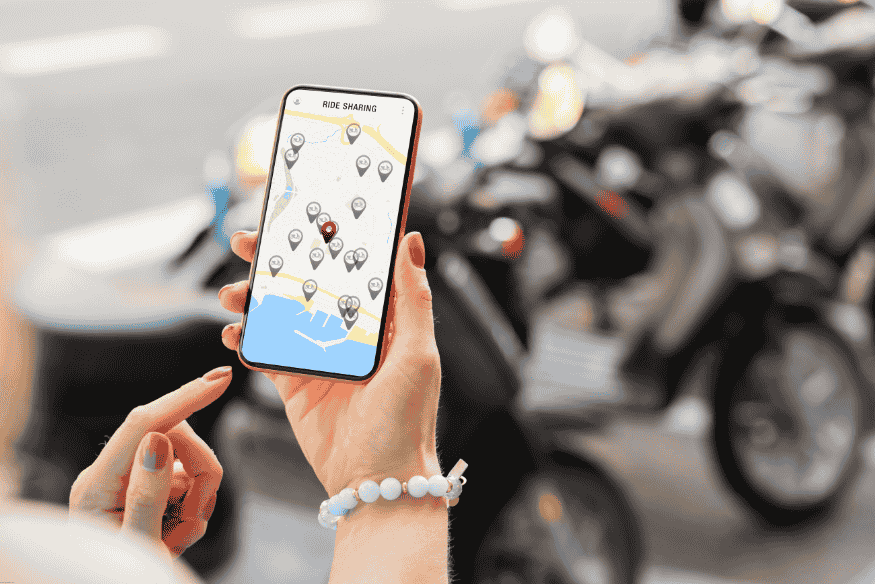 Celular exibindo mapa com opções de transporte por aplicativo.