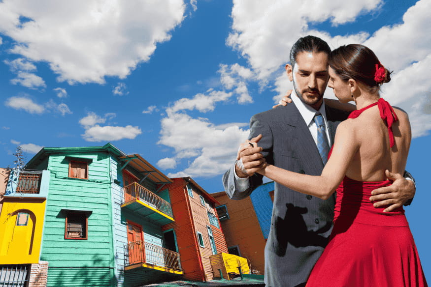 Casal dançando tango nas ruas coloridas de La Boca, em Buenos Aires