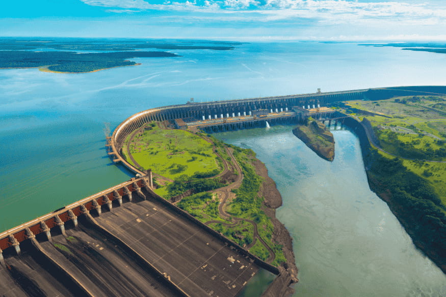 Vista aérea da Usina Hidrelétrica de Itaipu com o rio Paraná e a barragem.