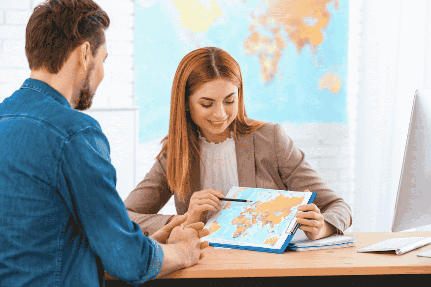 Agente de viagens mostrando mapa para cliente