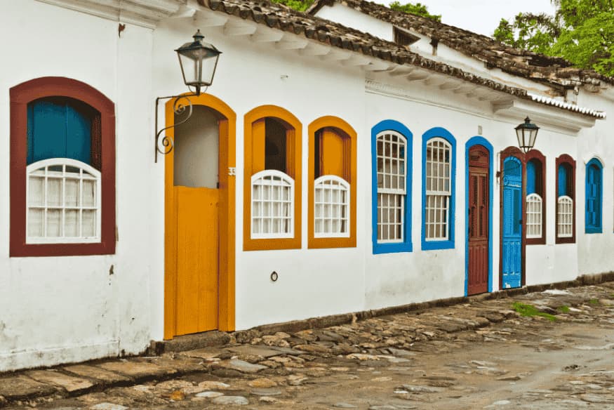 Fachadas coloniais com janelas coloridas no centro histórico de Paraty